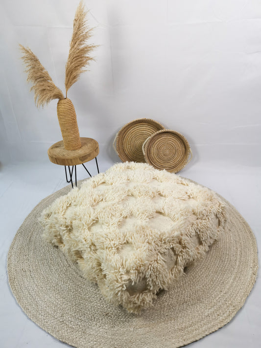 Marokkanischer Pouf, helles Berber Bodenkissen, karierter Pouf aus Wolle, Vintage Sitzkissen kariert, Beni Ourain, Creme Farben, Natur