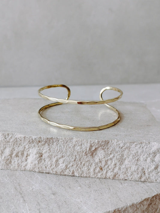 Goldener verstellbarer Armreif, gehämmert strukturiert, Armreif aus Messing, Golden Bangle Cuff, Minimalistisches Armband