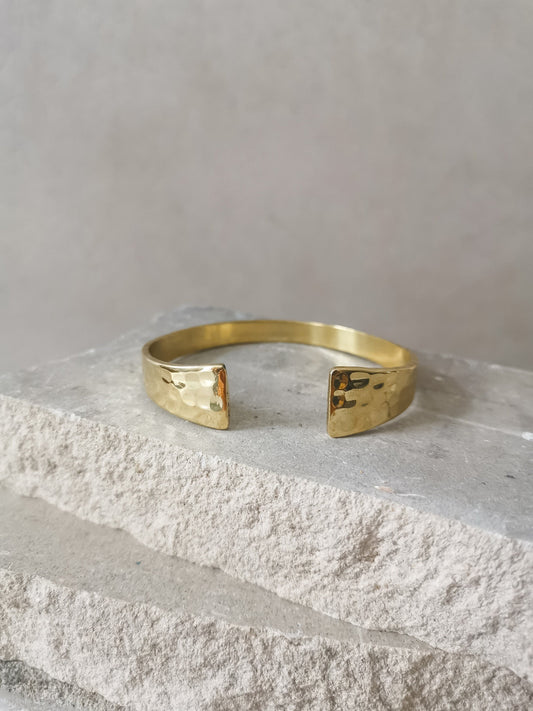 Goldener verstellbarer Armreif, gehämmert strukturiert, Armreif aus Messing, Golden Bangle Cuff, Minimalistisches Armband