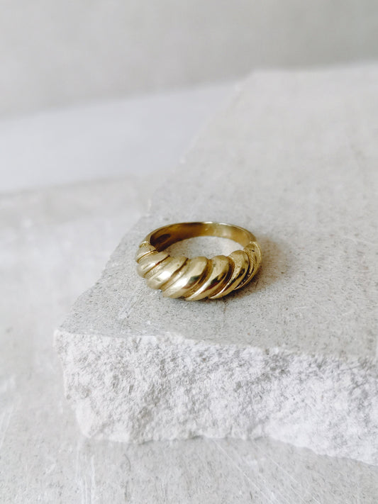 Croissant Ring aus goldenem Messing, Twisted Ring, Dome Ring  Gold