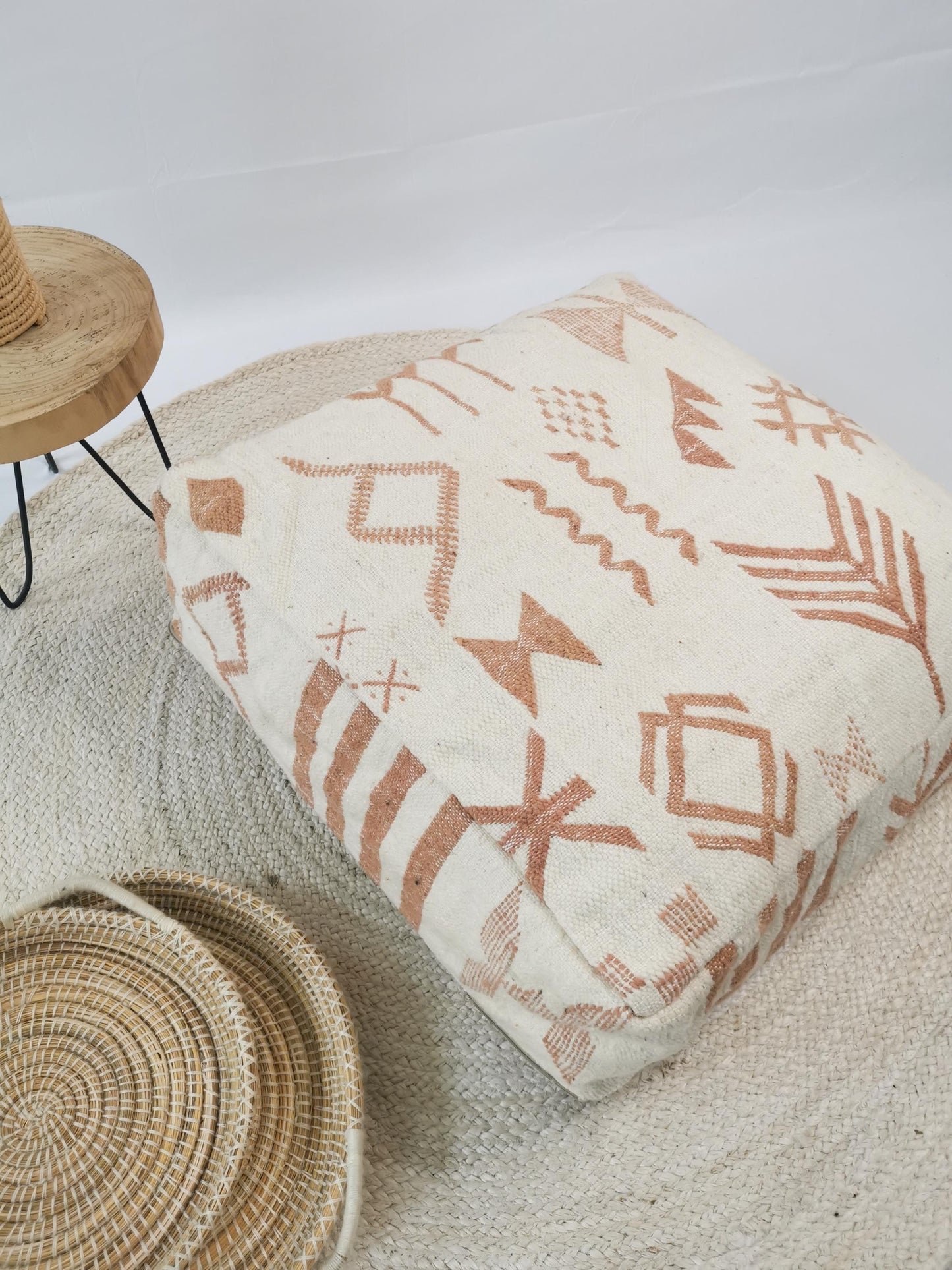 Marokkanischer Pouf, Beni Ourain Bodenkissen, geometrische Muster Terracotta, Boho Sitzkissen, Meditationskissen aus Wolle, Handarbeit