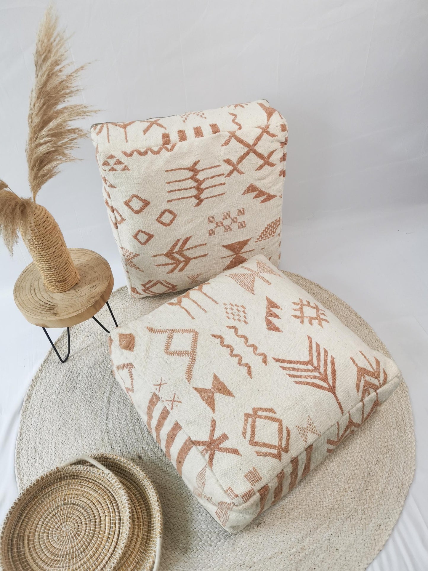 Marokkanischer Pouf, Beni Ourain Bodenkissen, geometrische Muster Terracotta, Boho Sitzkissen, Meditationskissen aus Wolle, Handarbeit