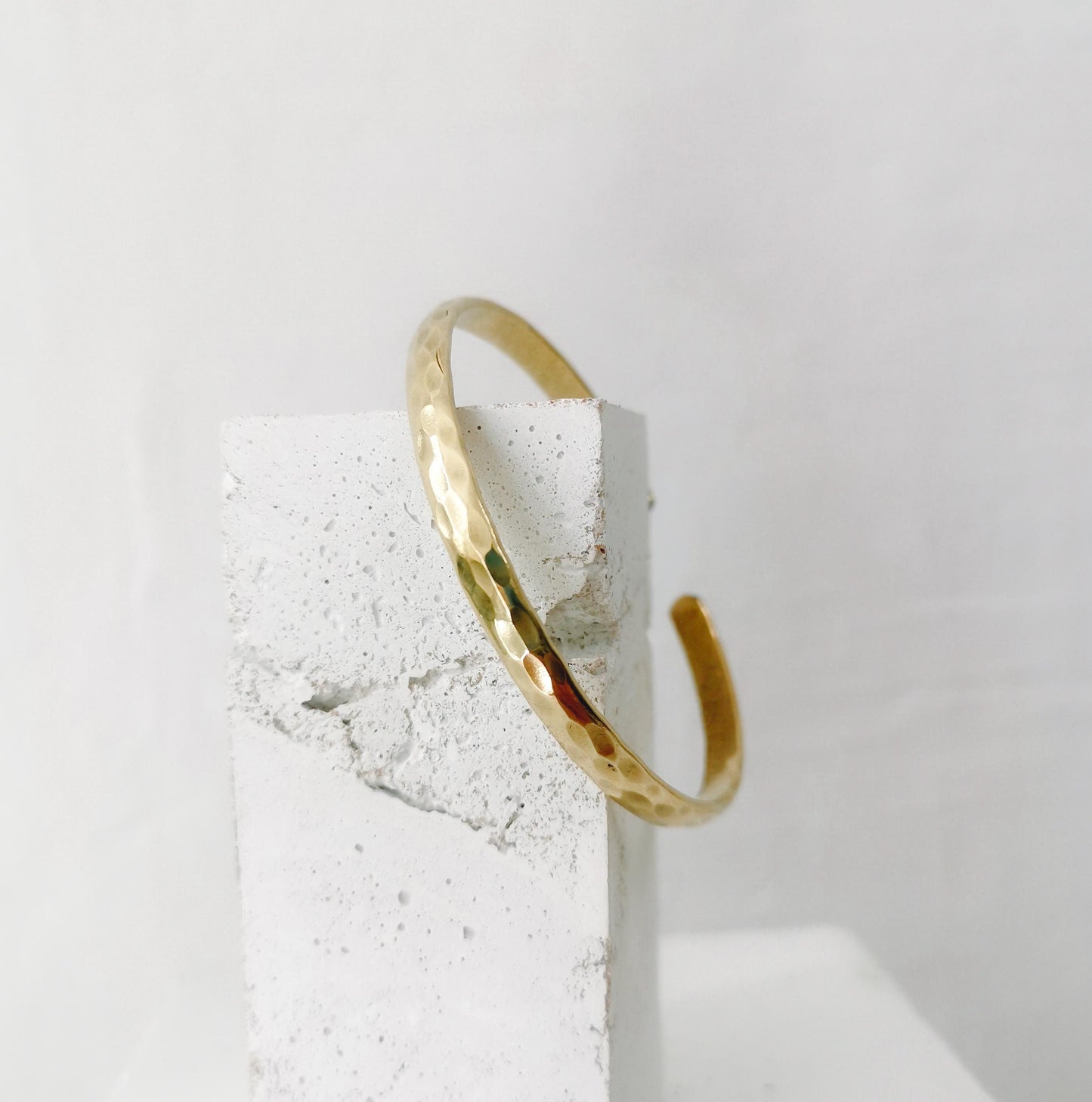 Goldener verstellbarer Armreif, gehämmert strukturiert, Armreif aus Messing, Golden Bangle Cuff, Minimalistisches Armreif