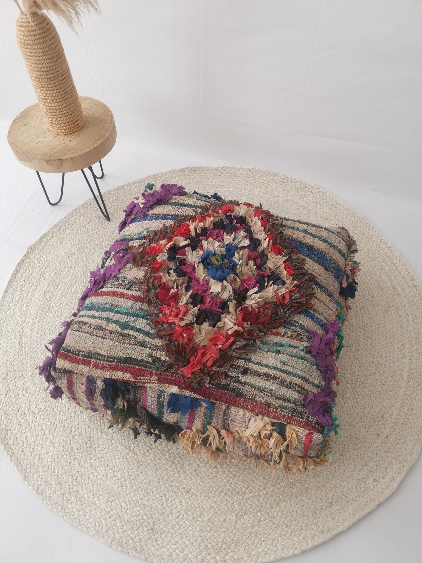 Bunter Marokkanischer Pouf, Berber Bodenkissen, Bunte geometrische Muster, Upcyling Pouf aus Stoffresten, Boho Sitzkissen, Handarbeit