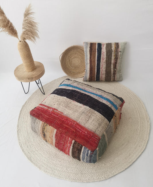 Bunter Marokkanischer Berber Pouf mit Streifen Muster, Upcyling Pouf aus Stoffresten, Boho Sitzkissen, Handarbeit aus Marokko