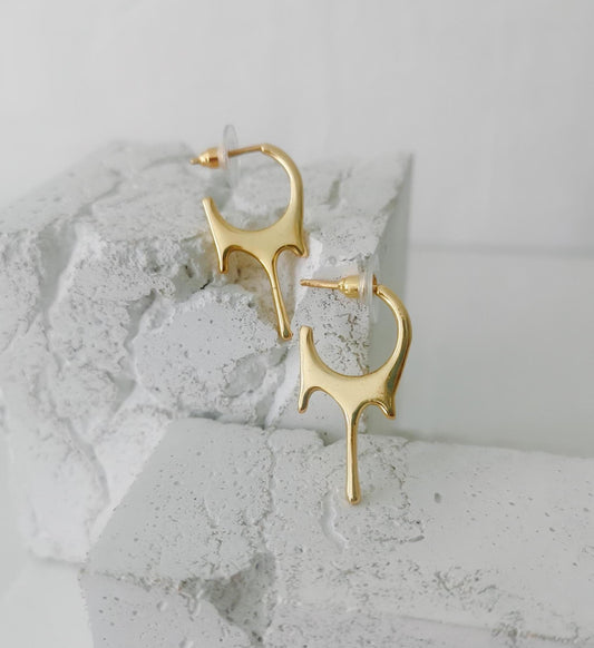 Kleine Drip Ohrstecker, Minimalistische goldene Tropfen Ohrringe aus Messing, tropfende Creolen, drip earrings