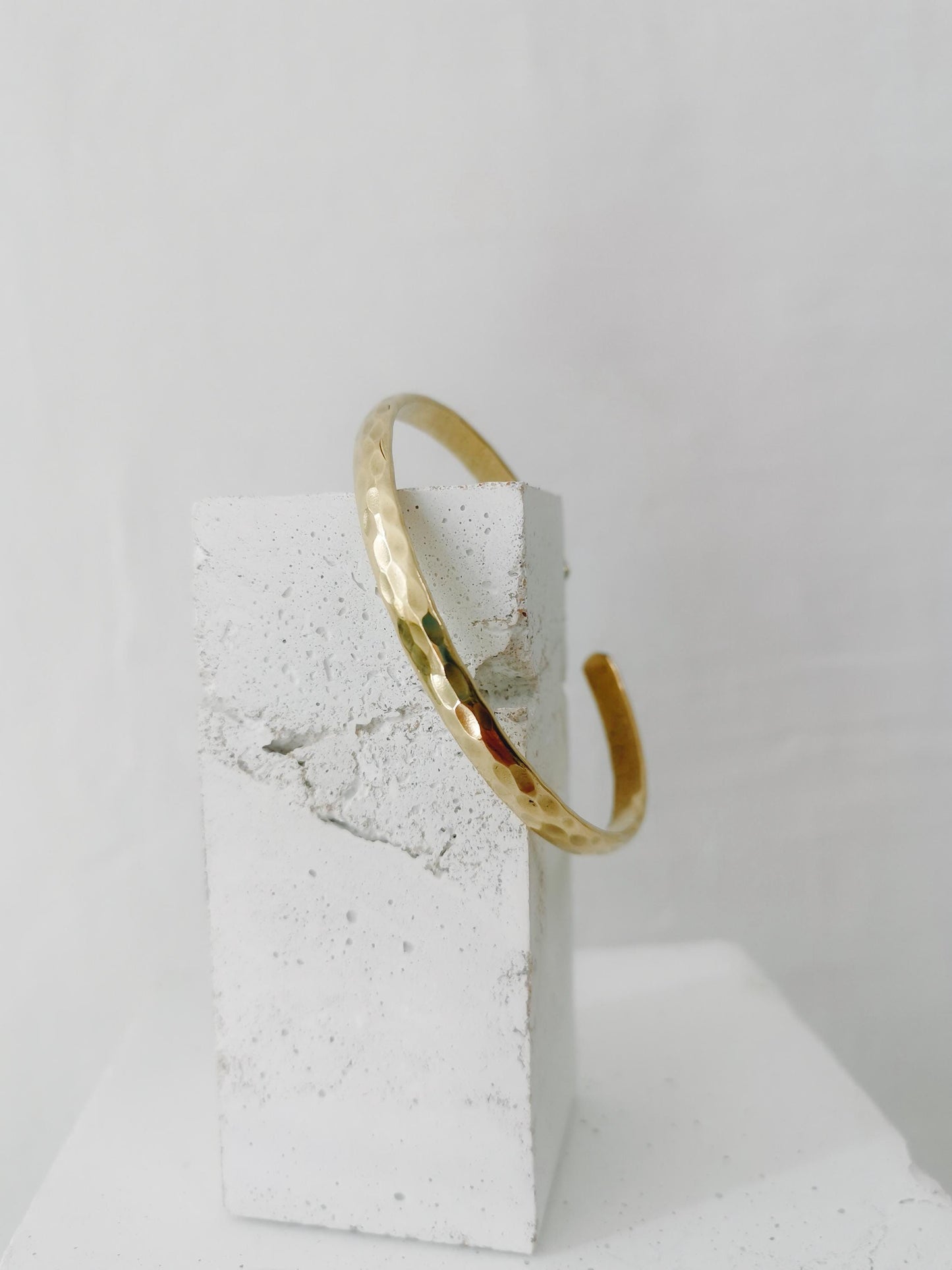 Goldener verstellbarer Armreif, gehämmert strukturiert, Armreif aus Messing, Golden Bangle Cuff, Minimalistisches Armreif