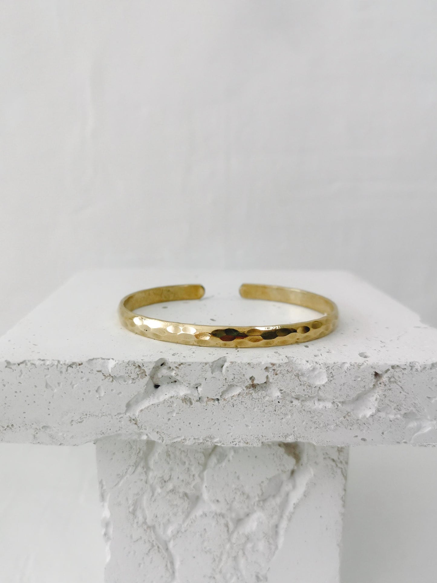 Goldener verstellbarer Armreif, gehämmert strukturiert, Armreif aus Messing, Golden Bangle Cuff, Minimalistisches Armreif