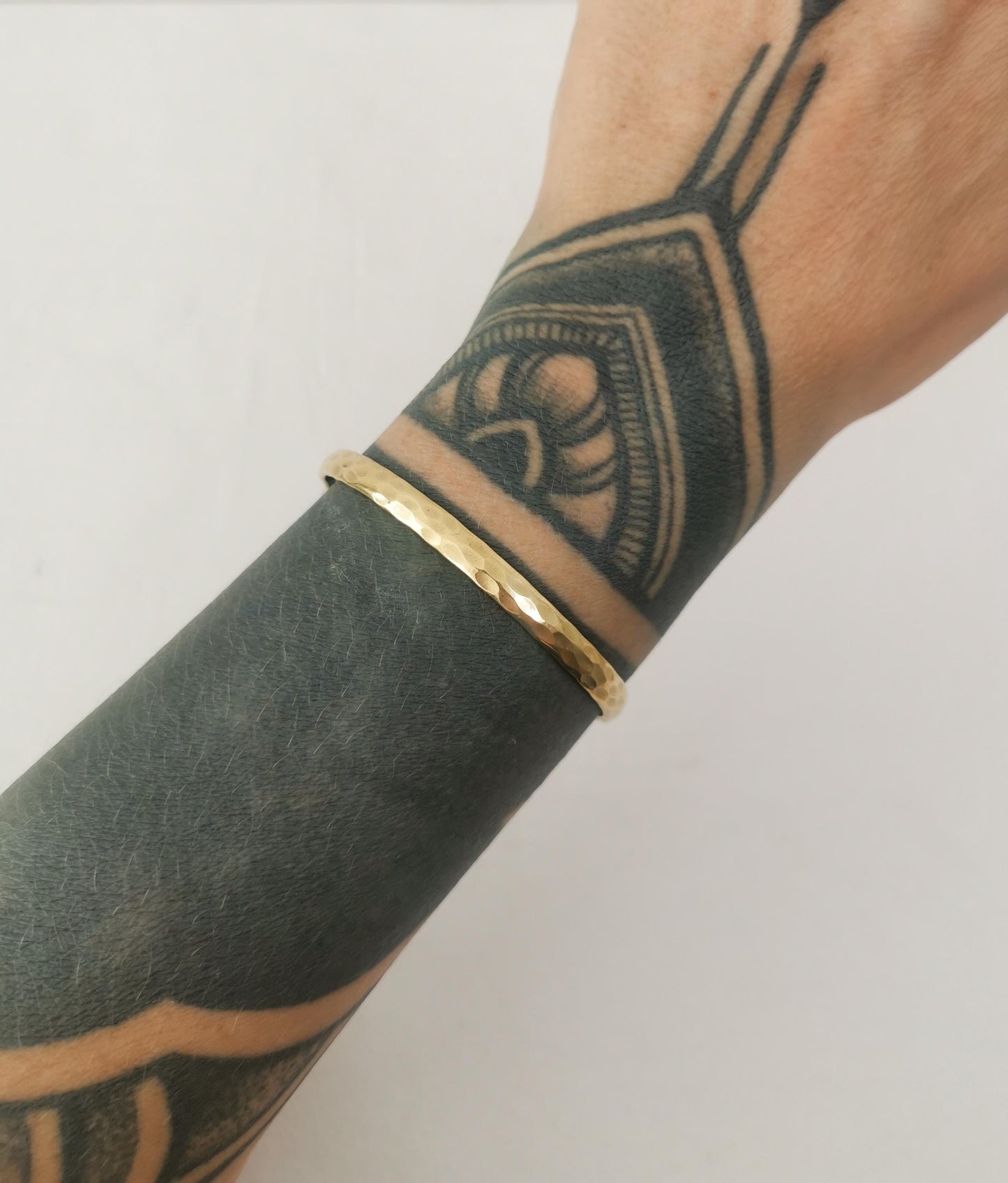 Goldener verstellbarer Armreif, gehämmert strukturiert, Armreif aus Messing, Golden Bangle Cuff, Minimalistisches Armreif