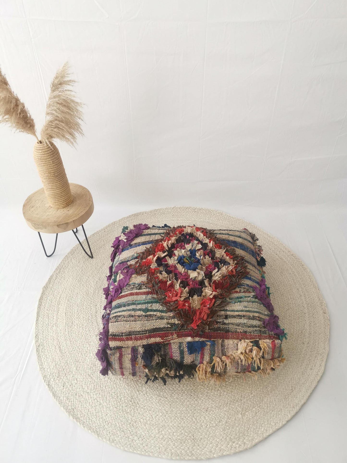 Bunter Marokkanischer Pouf, Berber Bodenkissen, Bunte geometrische Muster, Upcyling Pouf aus Stoffresten, Boho Sitzkissen, Handarbeit