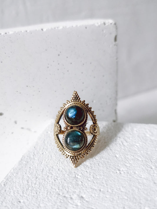 Statement Ring mit Labradorit, Grosser Labradorit Ring, Tribal Ring, Boho Ring, goldener Messingring Labradorit