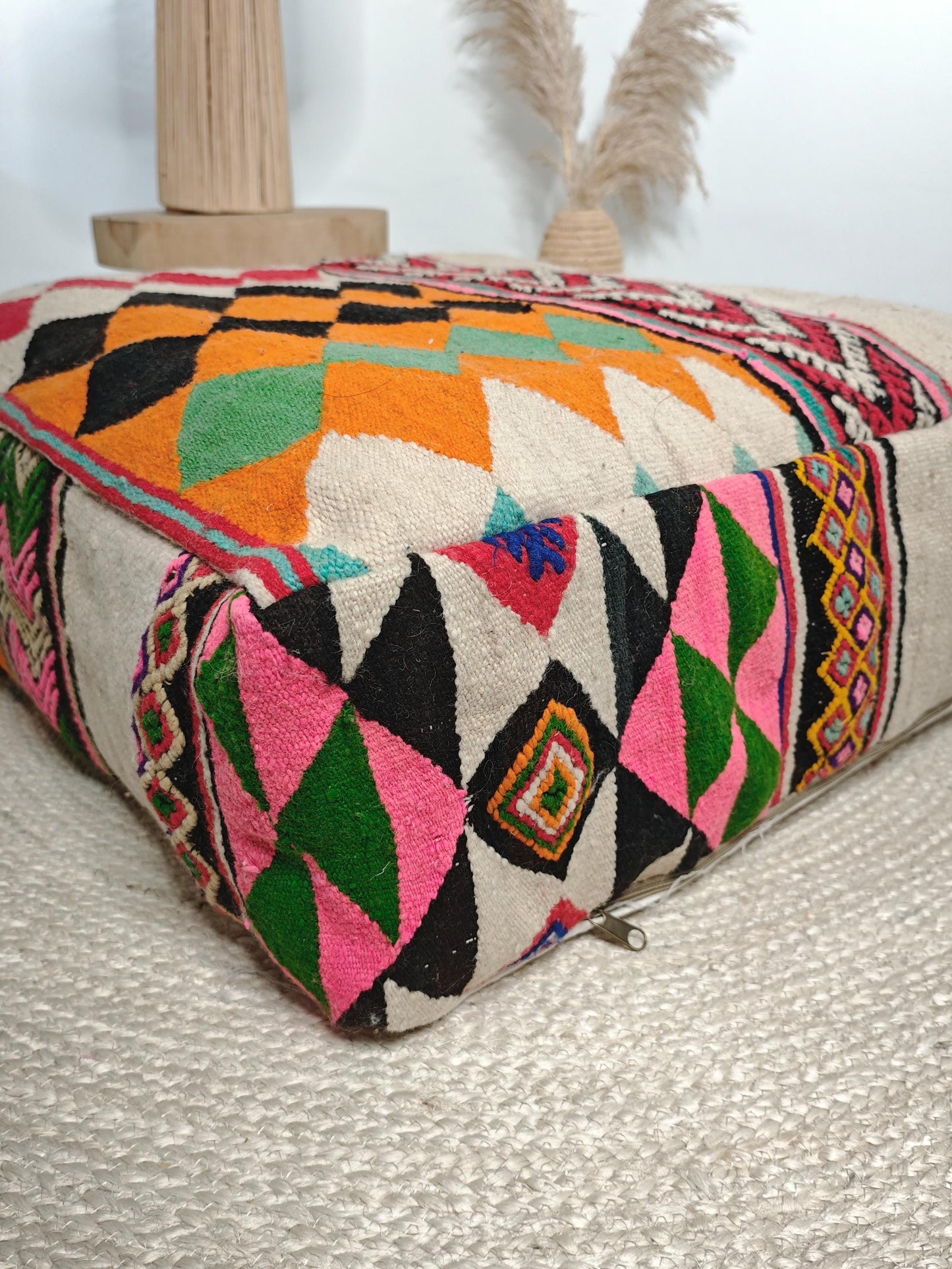 Marokkanischer Pouf, Ethno Bodenkissen, Bunte Beni Ourain geometrische Muster, Boho Sitzkissen aus Wolle, Handarbeit