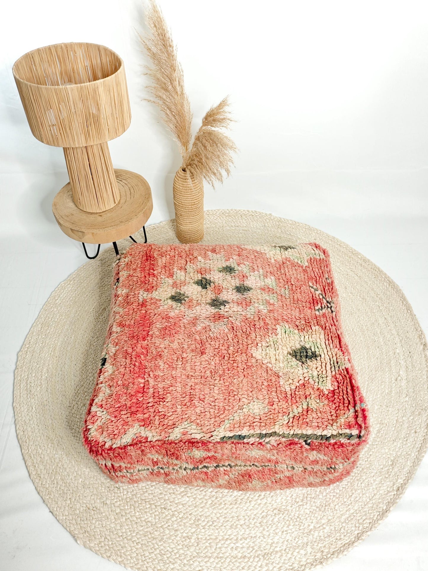 Marokkanischer Vintage Boujaad Pouf, Berber Bodenkissen, geometrische Muster, Boho Sitzkissen aus Wolle Pink, Beni Ourain, Handarbeit