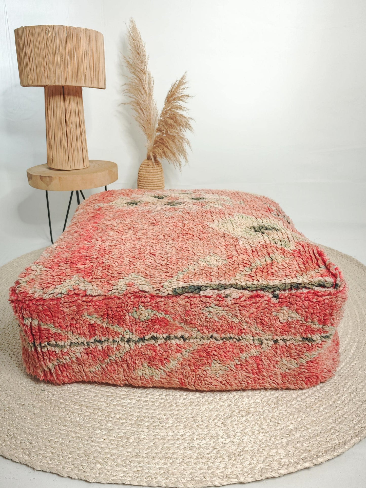 Marokkanischer Vintage Boujaad Pouf, Berber Bodenkissen, geometrische Muster, Boho Sitzkissen aus Wolle Pink, Beni Ourain, Handarbeit