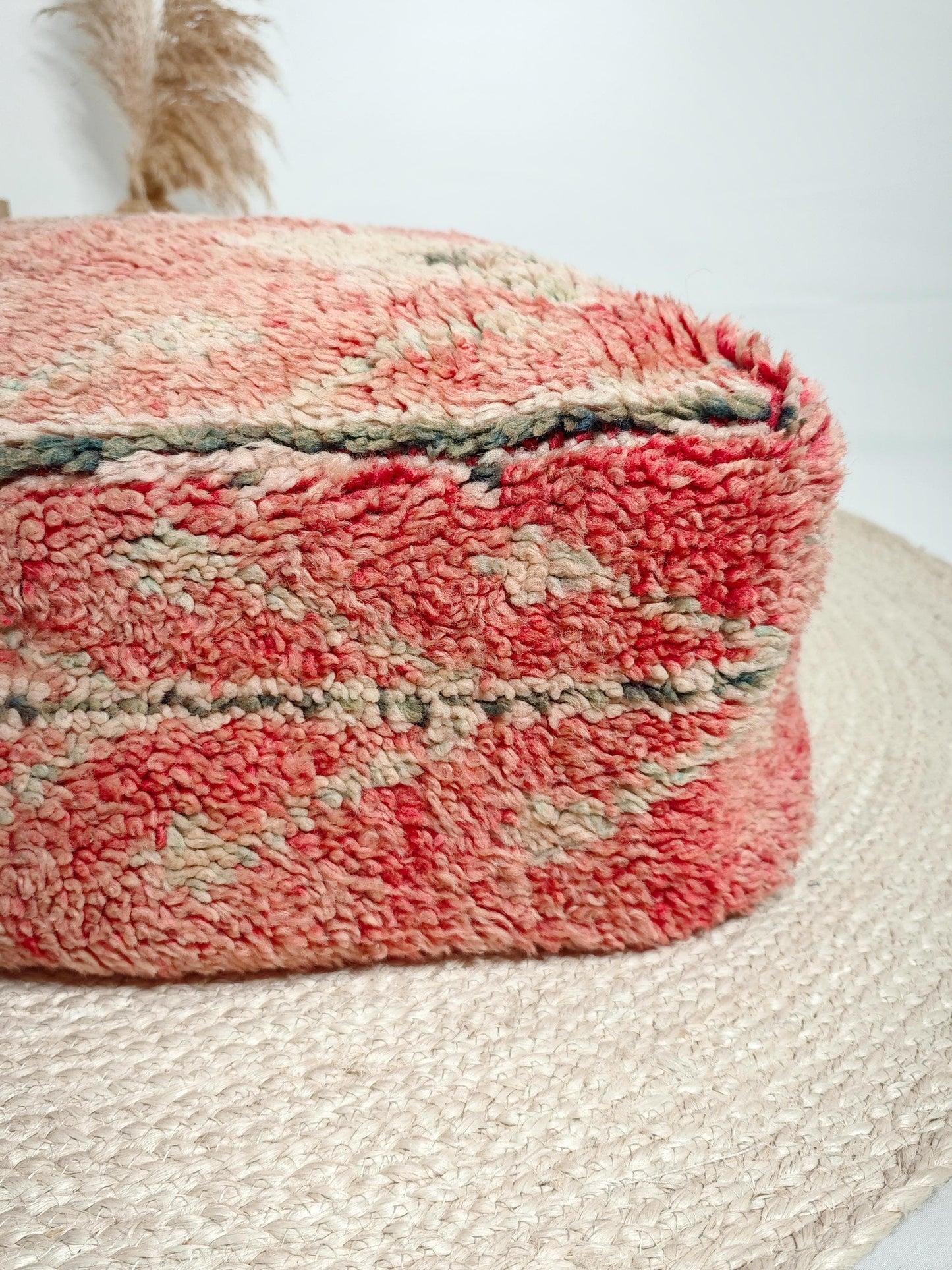 Marokkanischer Vintage Boujaad Pouf, Berber Bodenkissen, geometrische Muster, Boho Sitzkissen aus Wolle Pink, Beni Ourain, Handarbeit