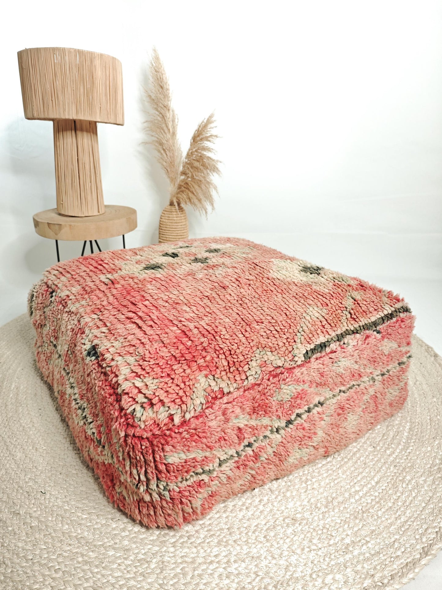 Marokkanischer Vintage Boujaad Pouf, Berber Bodenkissen, geometrische Muster, Boho Sitzkissen aus Wolle Pink, Beni Ourain, Handarbeit