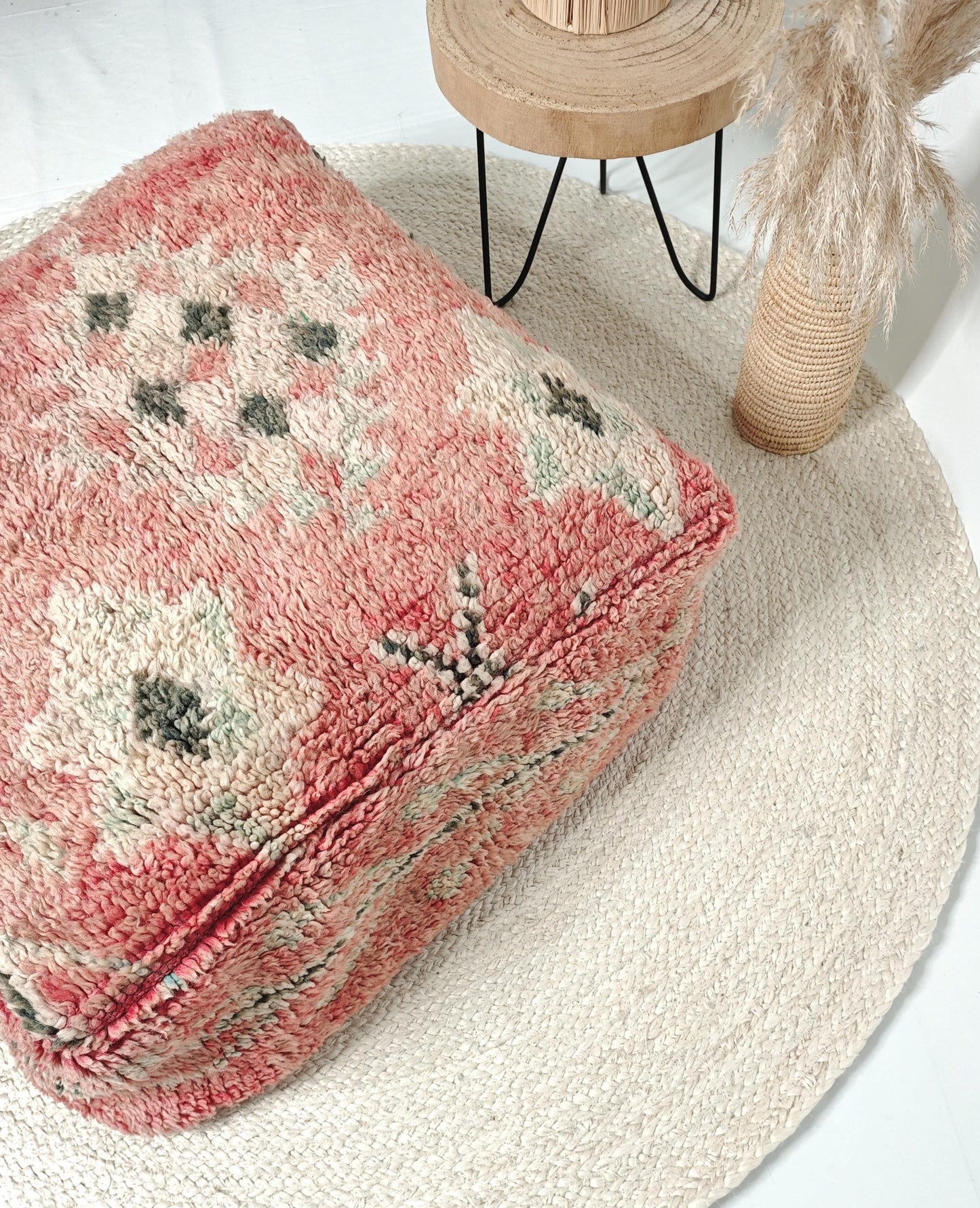 Marokkanischer Vintage Boujaad Pouf, Berber Bodenkissen, geometrische Muster, Boho Sitzkissen aus Wolle Pink, Beni Ourain, Handarbeit