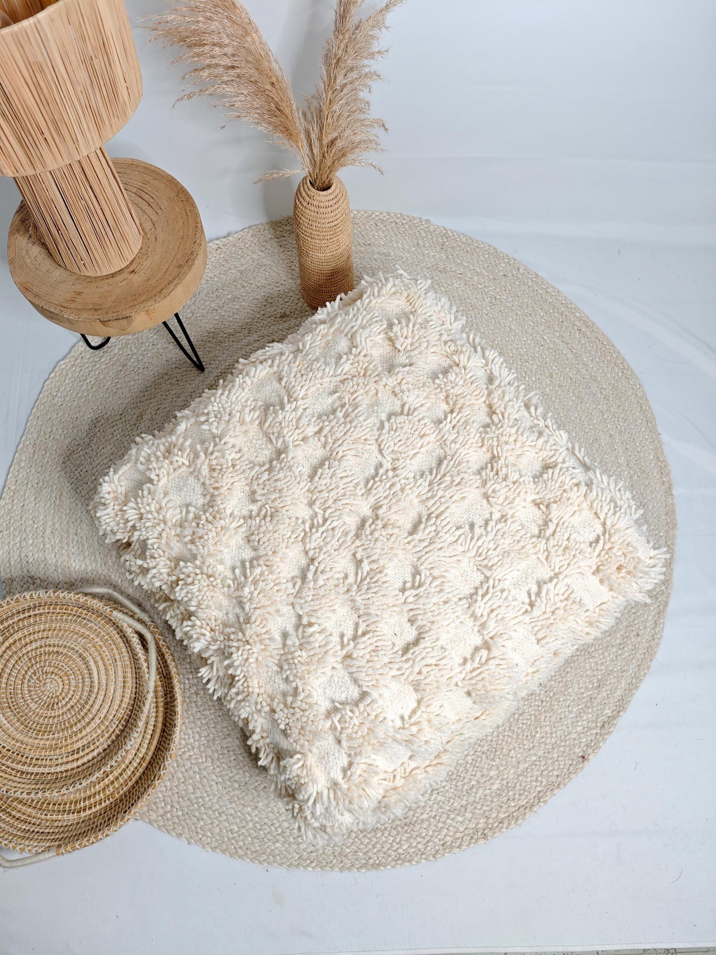 Marokkanischer Pouf, Berber Bodenkissen, karierter Pouf aus Wolle, Vintage Sitzkissen kariert, Beni Ourain,