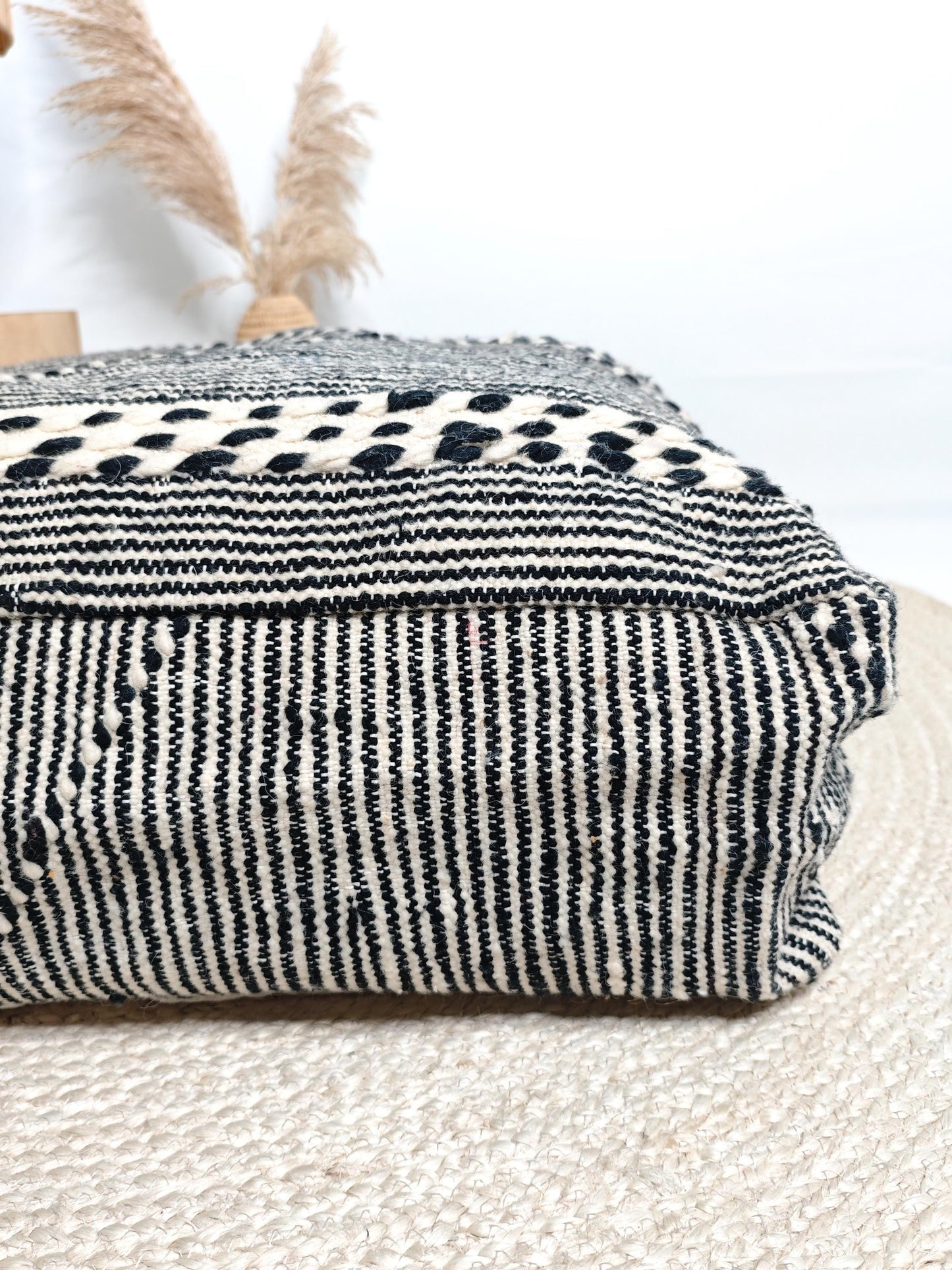 Marokkanischer Vintage Pouf, Berber Bodenkissen mit Streifen, Sitzkissen aus Wolle beige schwarz von handgeknüpft