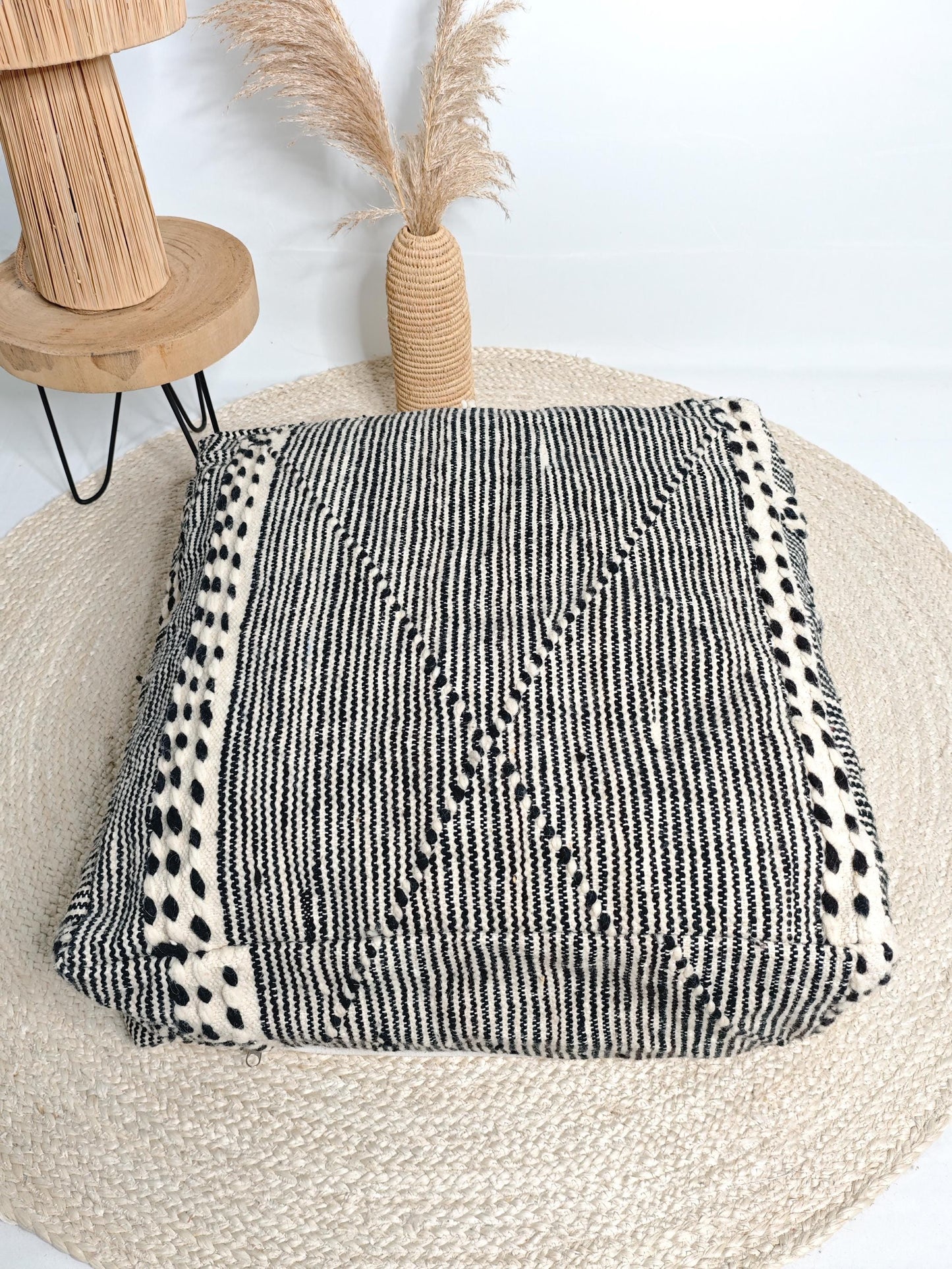 Marokkanischer Vintage Pouf, Berber Bodenkissen mit Streifen, Sitzkissen aus Wolle beige schwarz von handgeknüpft