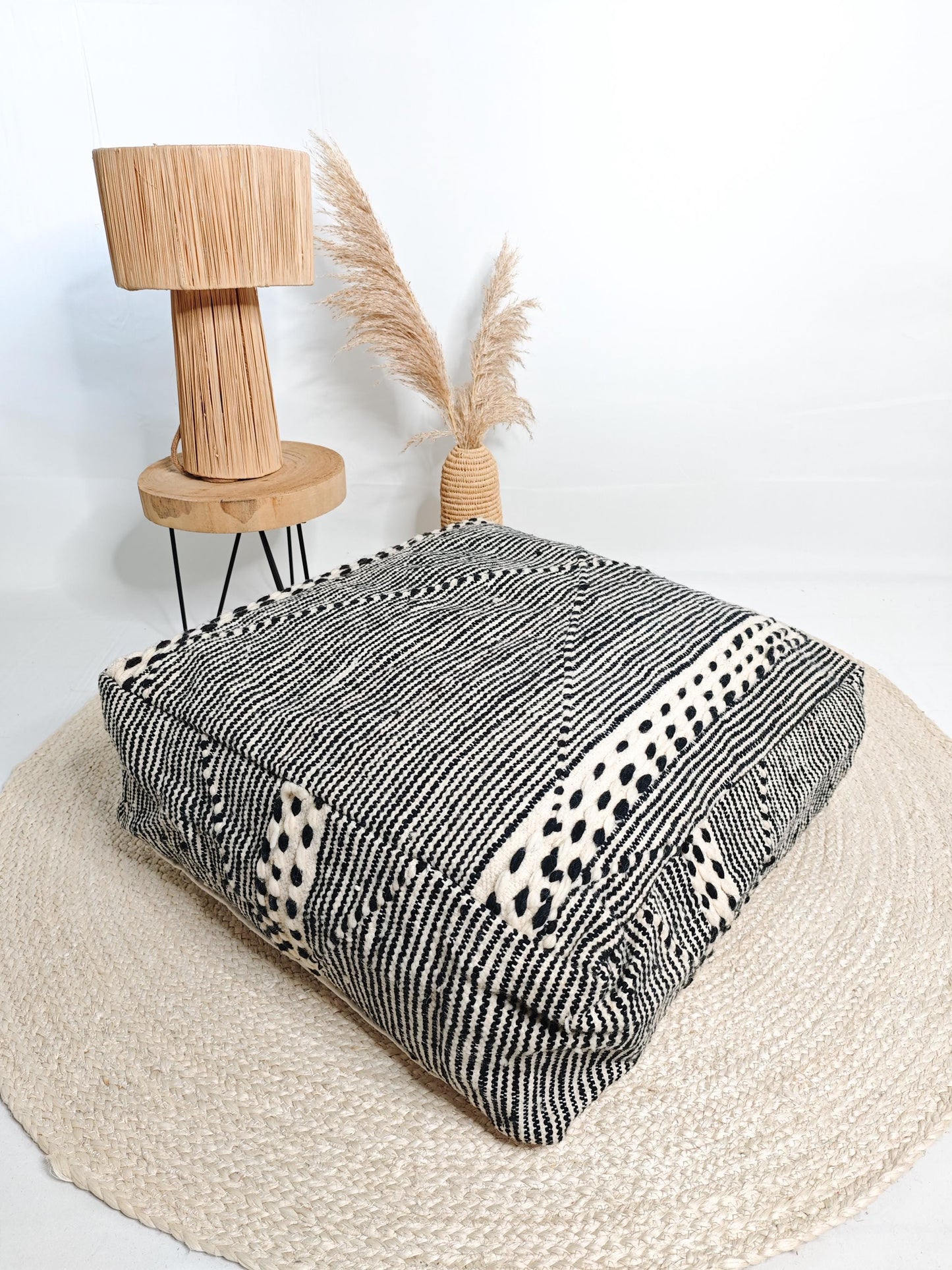 Marokkanischer Vintage Pouf, Berber Bodenkissen mit Streifen, Sitzkissen aus Wolle beige schwarz von handgeknüpft