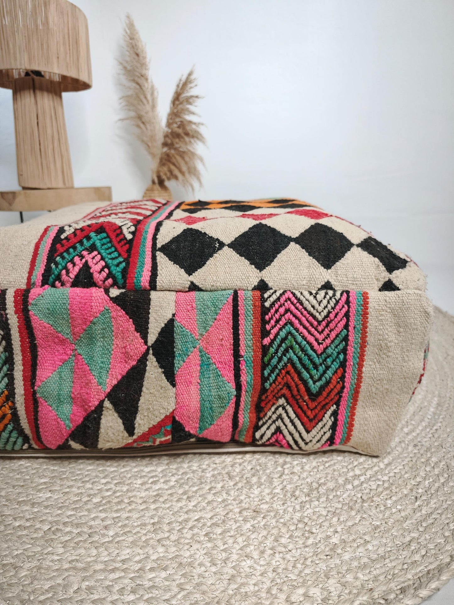 Marokkanischer Pouf, Ethno Bodenkissen, Bunte Beni Ourain geometrische Muster, Boho Sitzkissen aus Wolle, Handarbeit