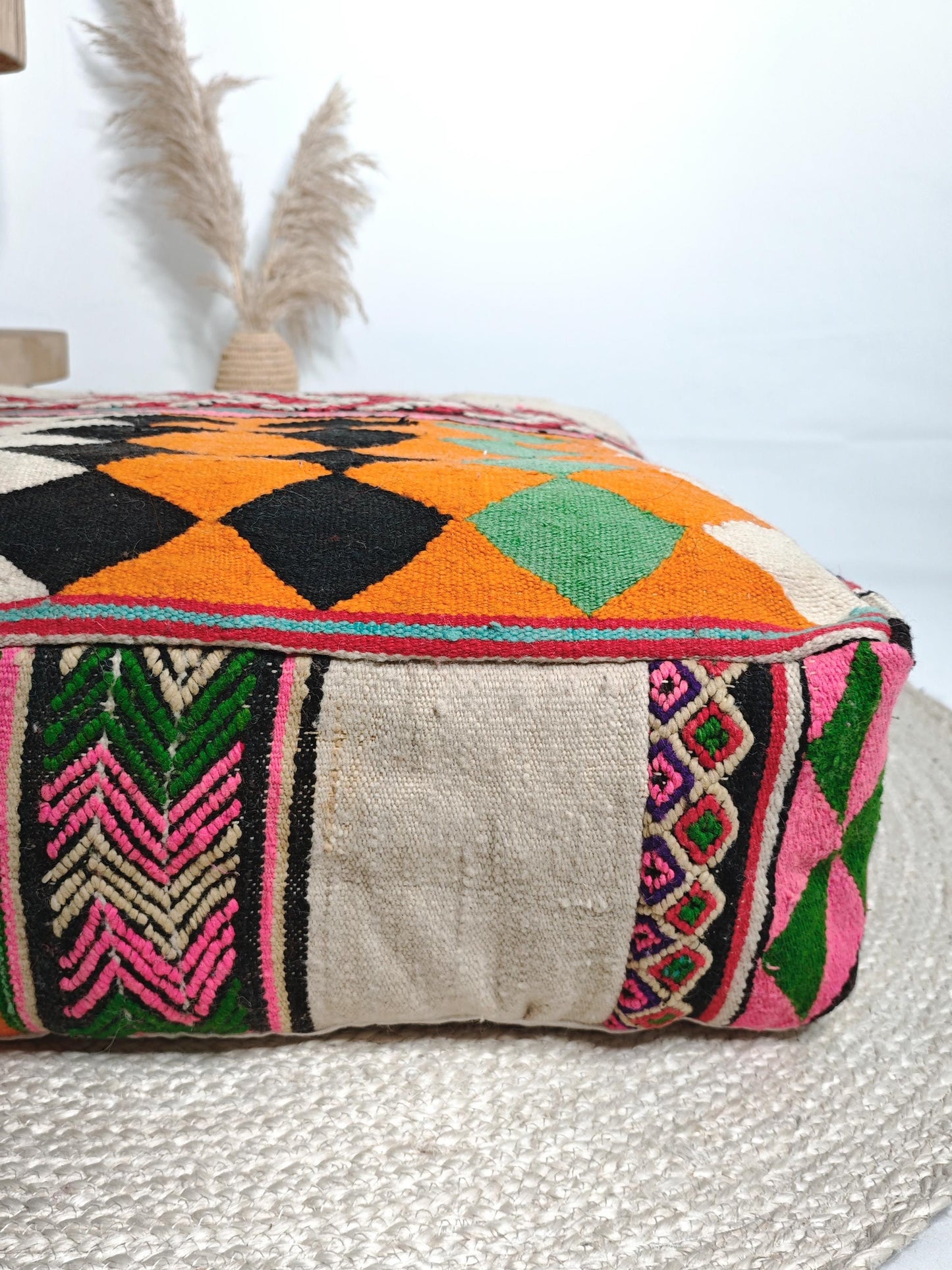 Marokkanischer Pouf, Ethno Bodenkissen, Bunte Beni Ourain geometrische Muster, Boho Sitzkissen aus Wolle, Handarbeit