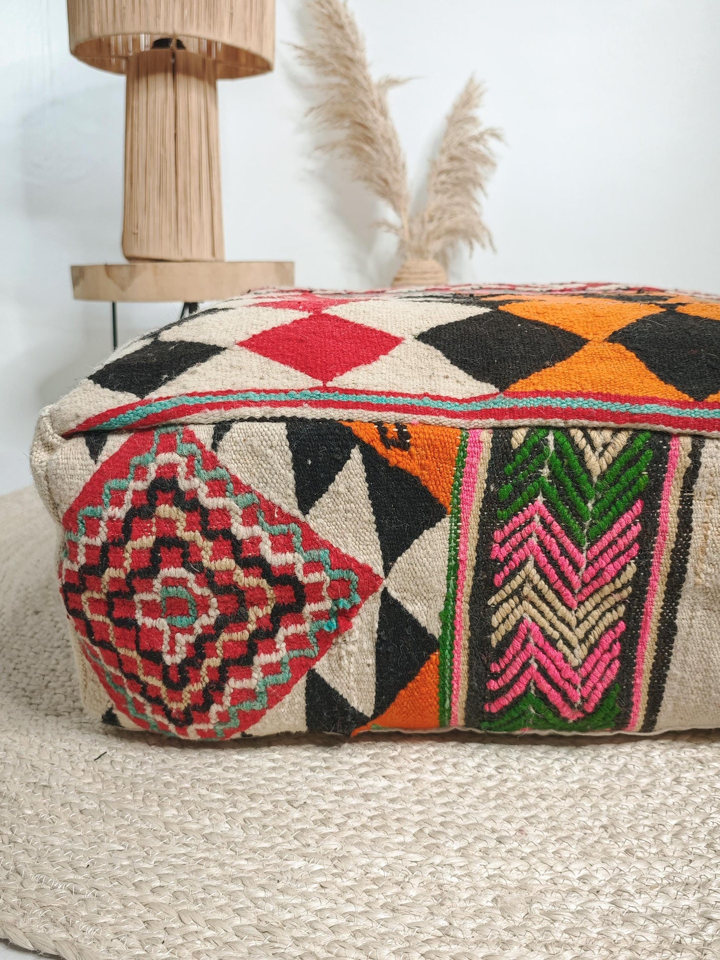 Marokkanischer Pouf, Ethno Bodenkissen, Bunte Beni Ourain geometrische Muster, Boho Sitzkissen aus Wolle, Handarbeit