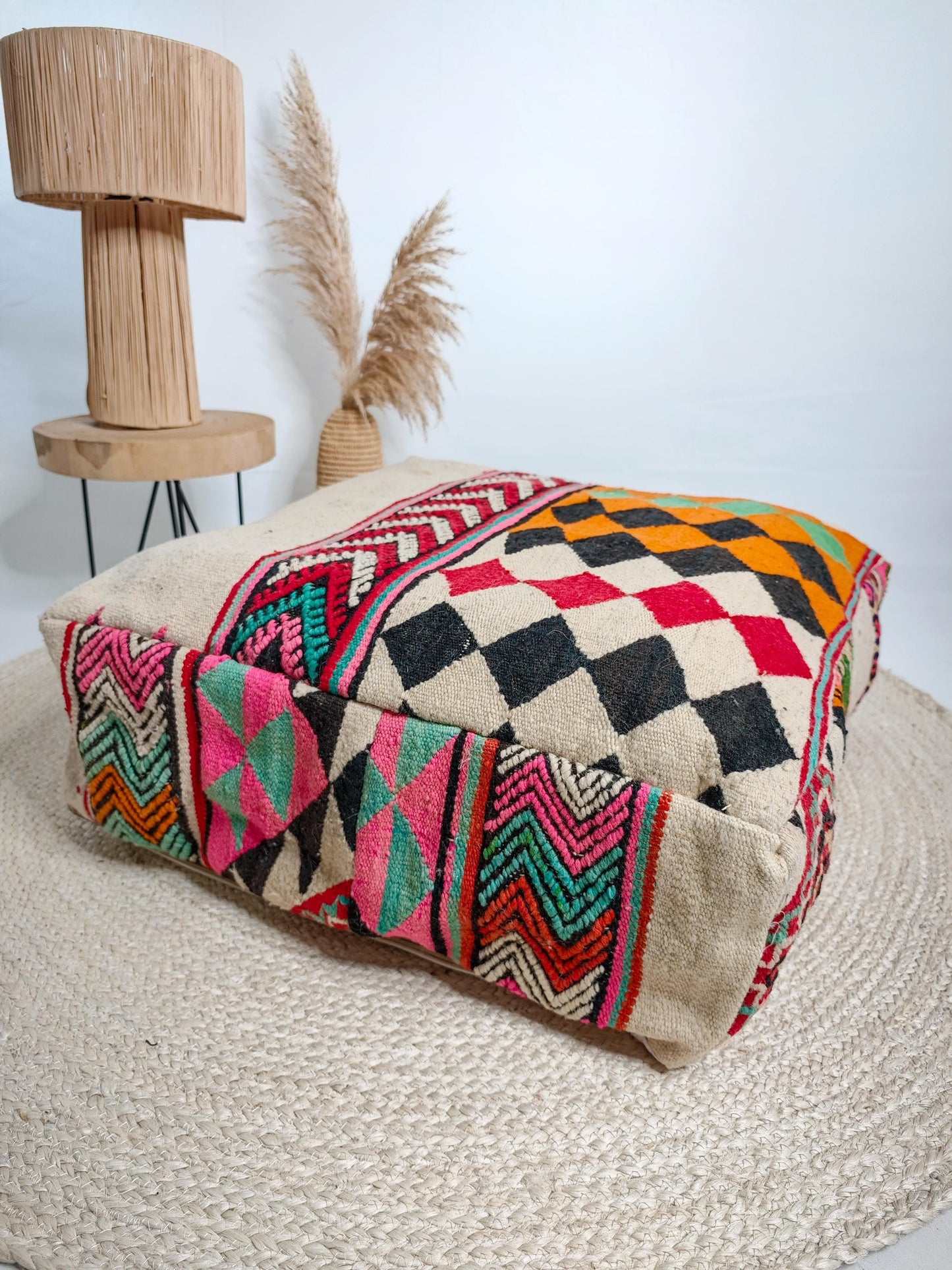 Marokkanischer Pouf, Ethno Bodenkissen, Bunte Beni Ourain geometrische Muster, Boho Sitzkissen aus Wolle, Handarbeit