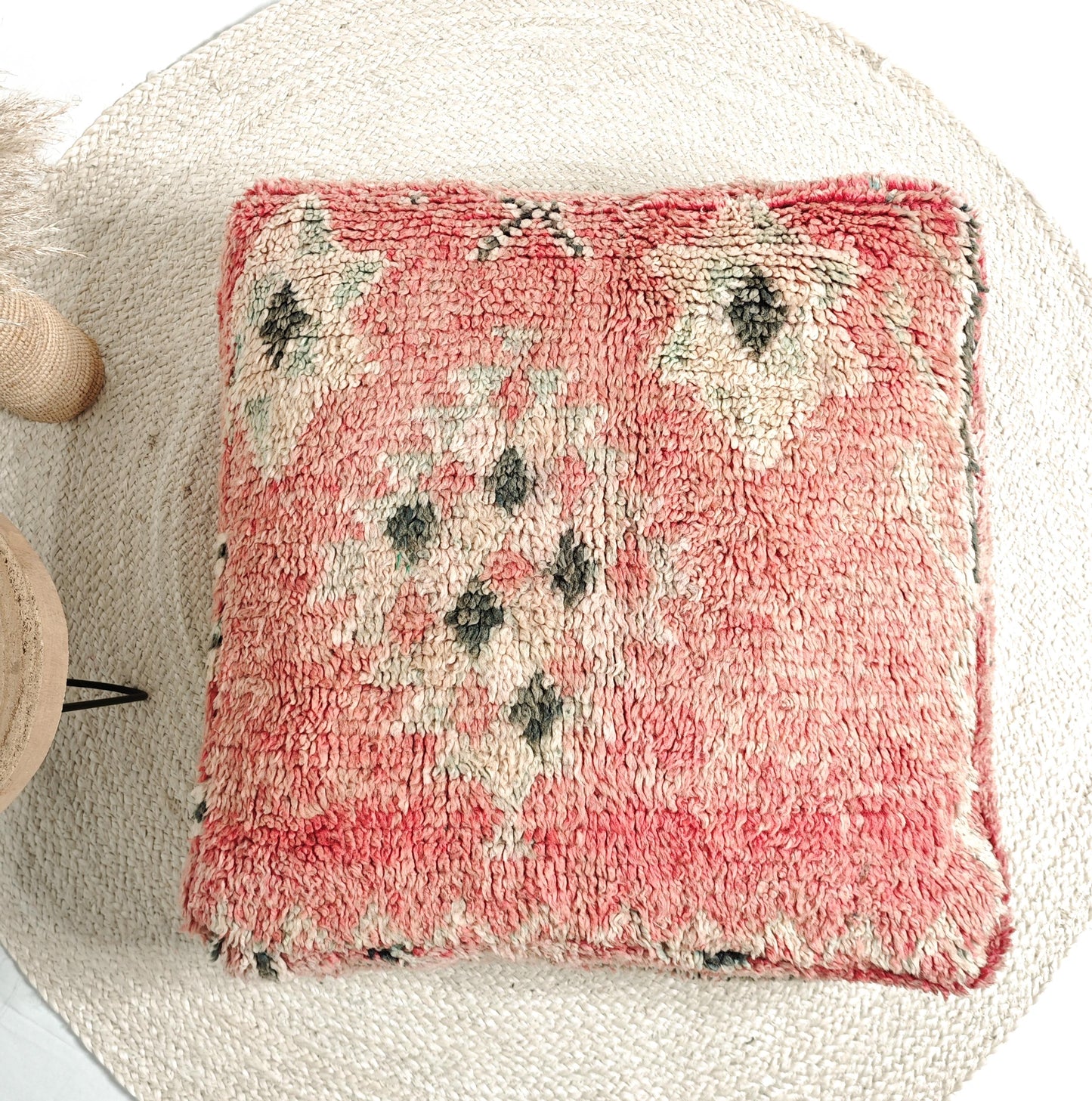 Marokkanischer Vintage Boujaad Pouf, Berber Bodenkissen, geometrische Muster, Boho Sitzkissen aus Wolle Pink, Beni Ourain, Handarbeit