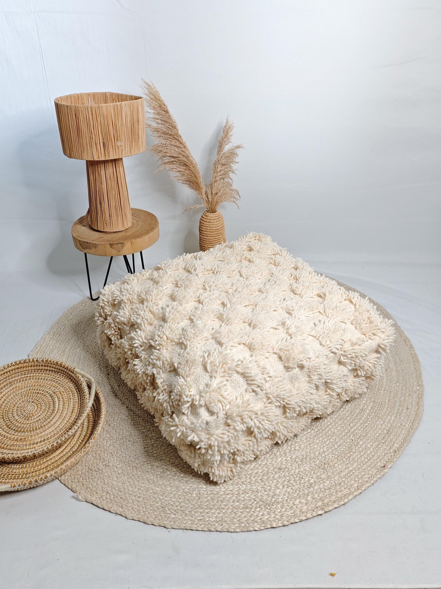 Marokkanischer Pouf, Berber Bodenkissen, karierter Pouf aus Wolle, Vintage Sitzkissen kariert, Beni Ourain,