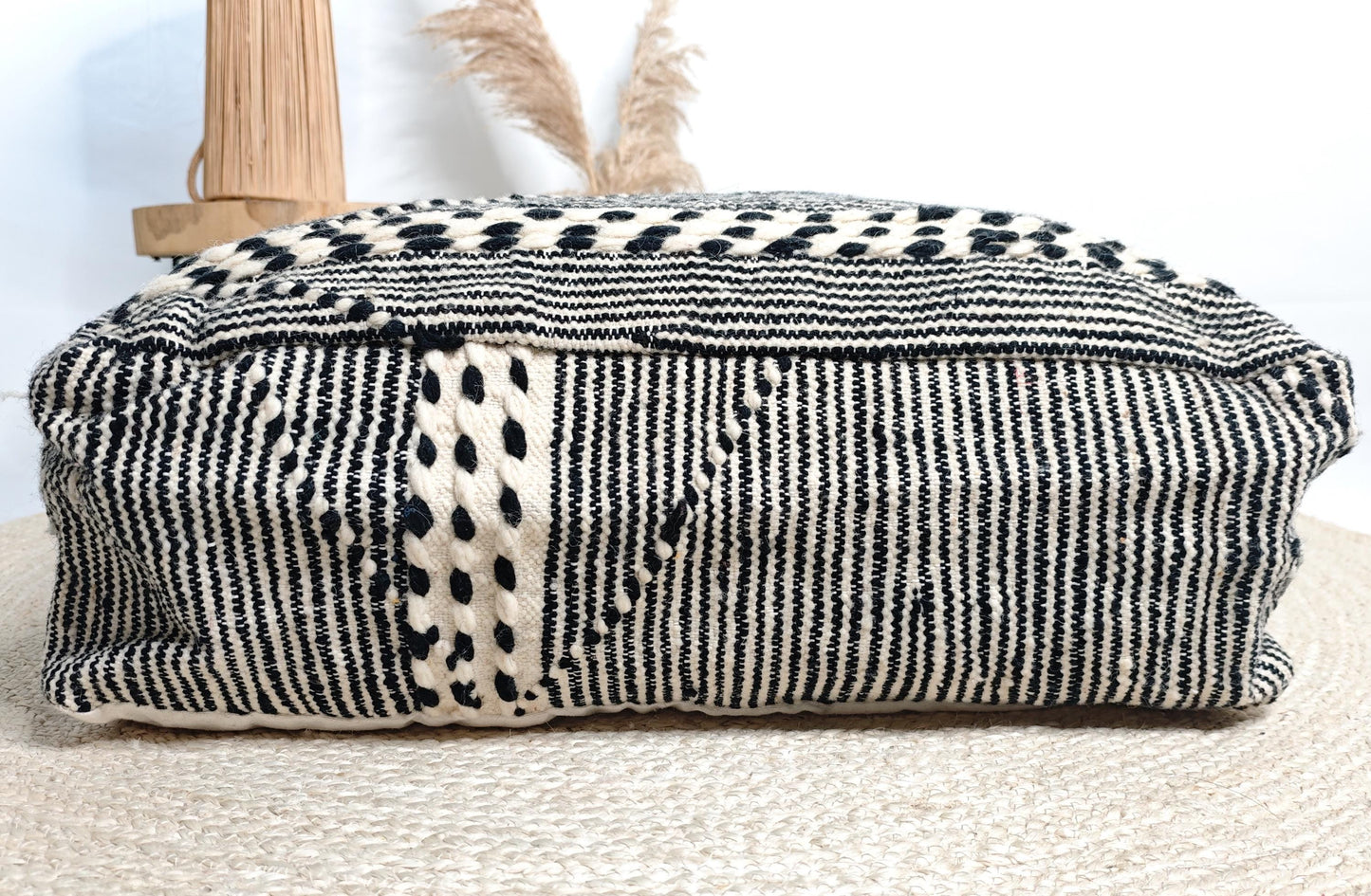 Marokkanischer Vintage Pouf, Berber Bodenkissen mit Streifen, Sitzkissen aus Wolle beige schwarz von handgeknüpft