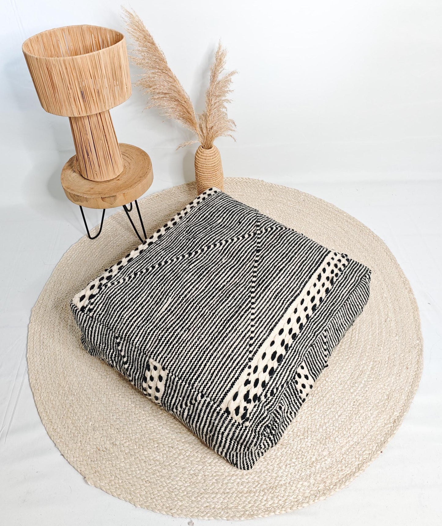 Marokkanischer Vintage Pouf, Berber Bodenkissen mit Streifen, Sitzkissen aus Wolle beige schwarz von handgeknüpft