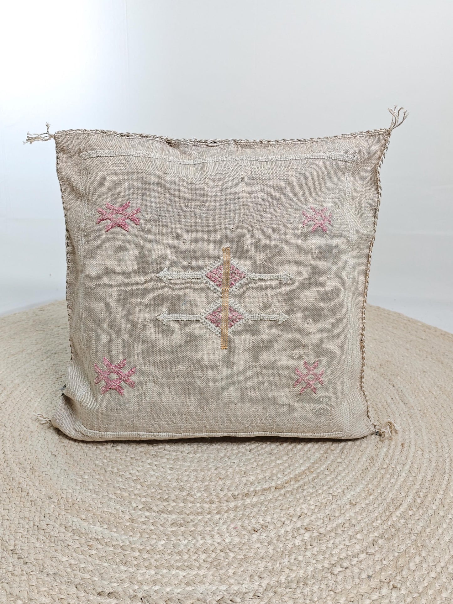 Sabra Kissenhülle aus Marokko, Boho Eklektische Kissenhülle, Marokkanische orientalische Kissenhülle, Beige und Rosa ca. 50x50 cm