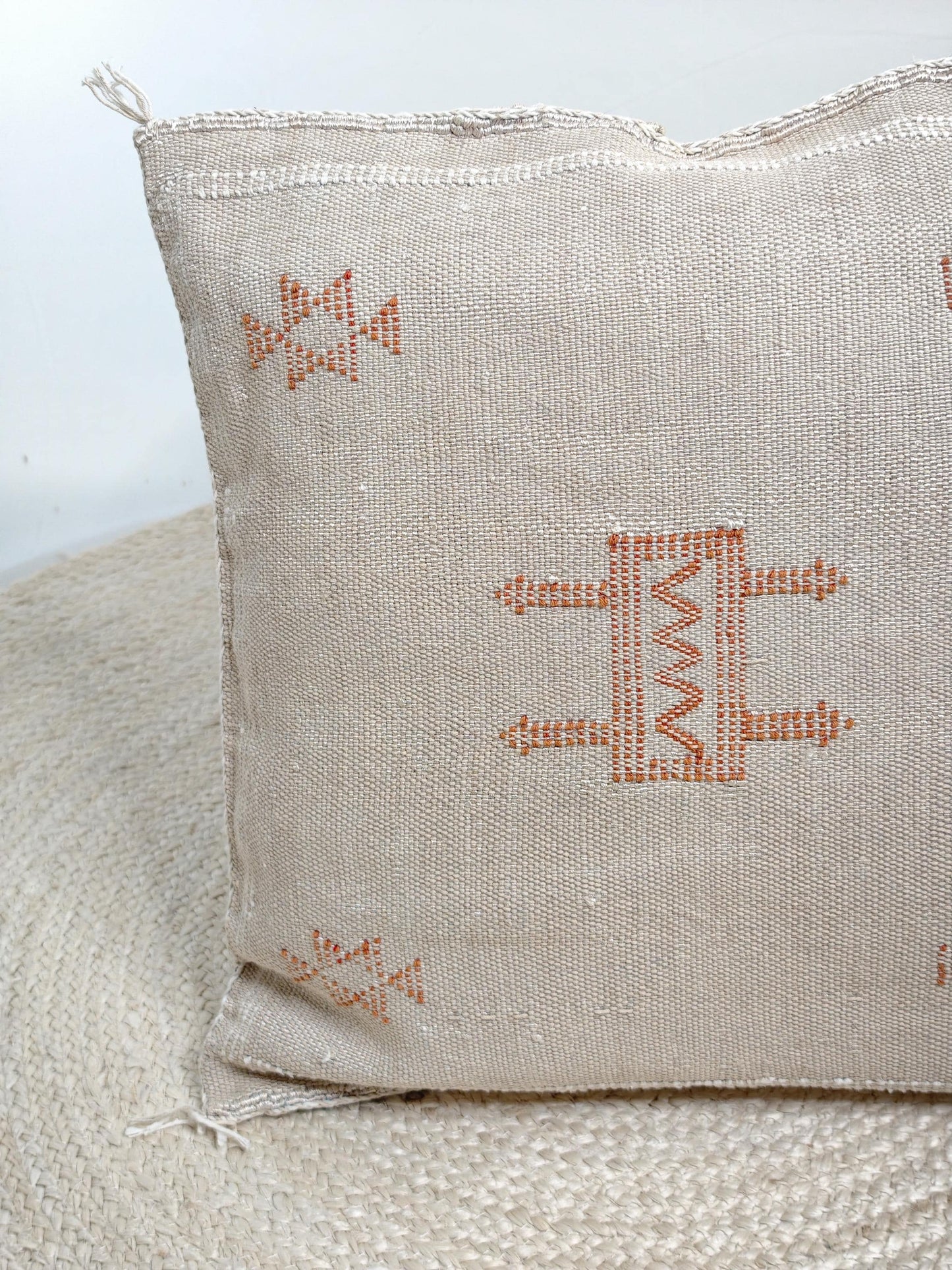 Sabra Kissen aus Marokko, Boho Eklektische Kissenhülle, Marokkanischer orientalischer Kissenbezug in Beige und Terracotta mit Beber Muster