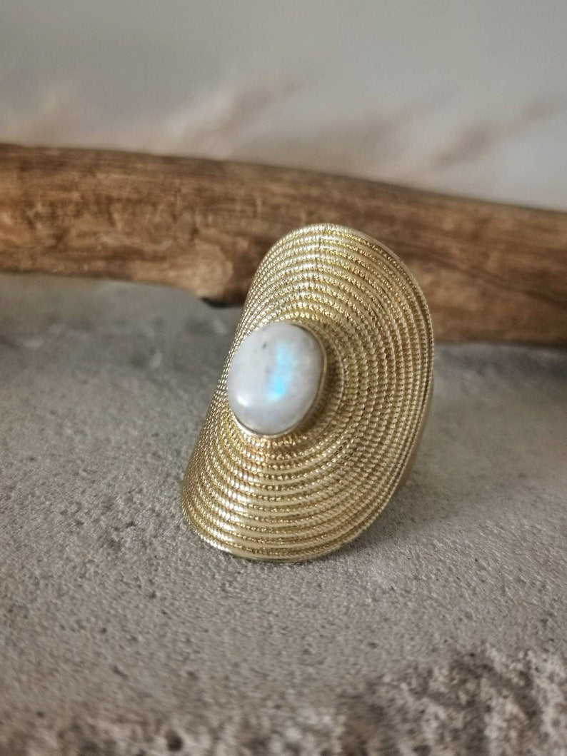 Statement Messingring mit Mondstein / Grosser Ethno Ring / Tribal Ring / Boho Ring / Festival Schmuck / Goldener Ring / Hippie Schmuck