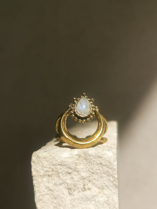 Messing Ring mit Halbmond und Mondstein, Verstellbarer Mond Ring, Freundschaftsring, Goldener Ring