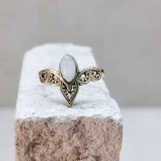 Ring mit Mondstein, Tiara Kronen Ring, Stapelring, Boho Ring, Hippie Ring, Goldener Ring mit Mondstein