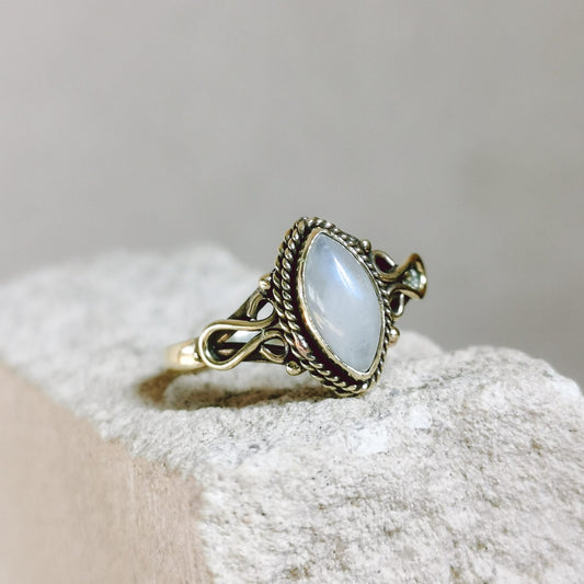 Cabochon Ring mit Mondstein, Stapelring, Boho Ring, Goldener Ring mit Mondstein